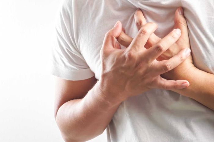 Cảm thấy khó chịu ở ngực là một trong những triệu chứng nhồi máu cơ tim xuất hiện đầu tiên.